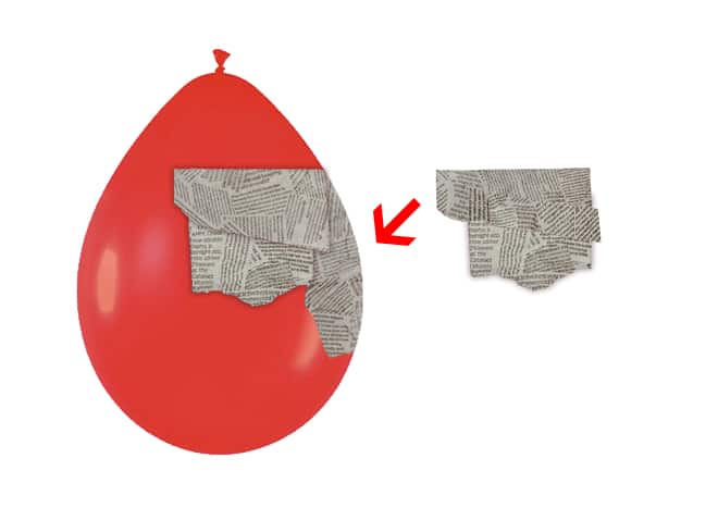 Uovo con sorpese fai da te - applica i pezzetti di giornale sul palloncino