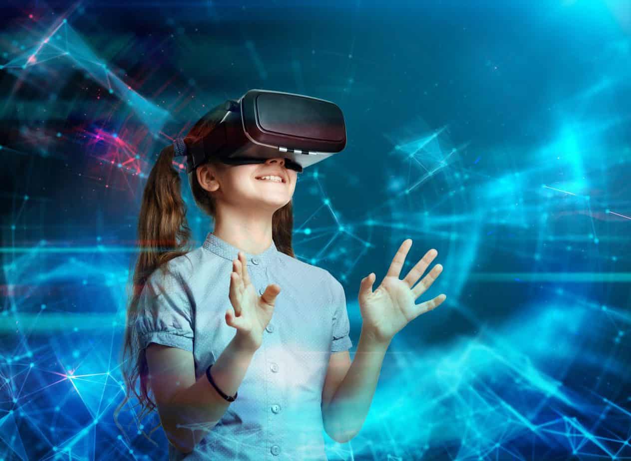 Foto di bambina di 10 anni che gioca con un visore VR