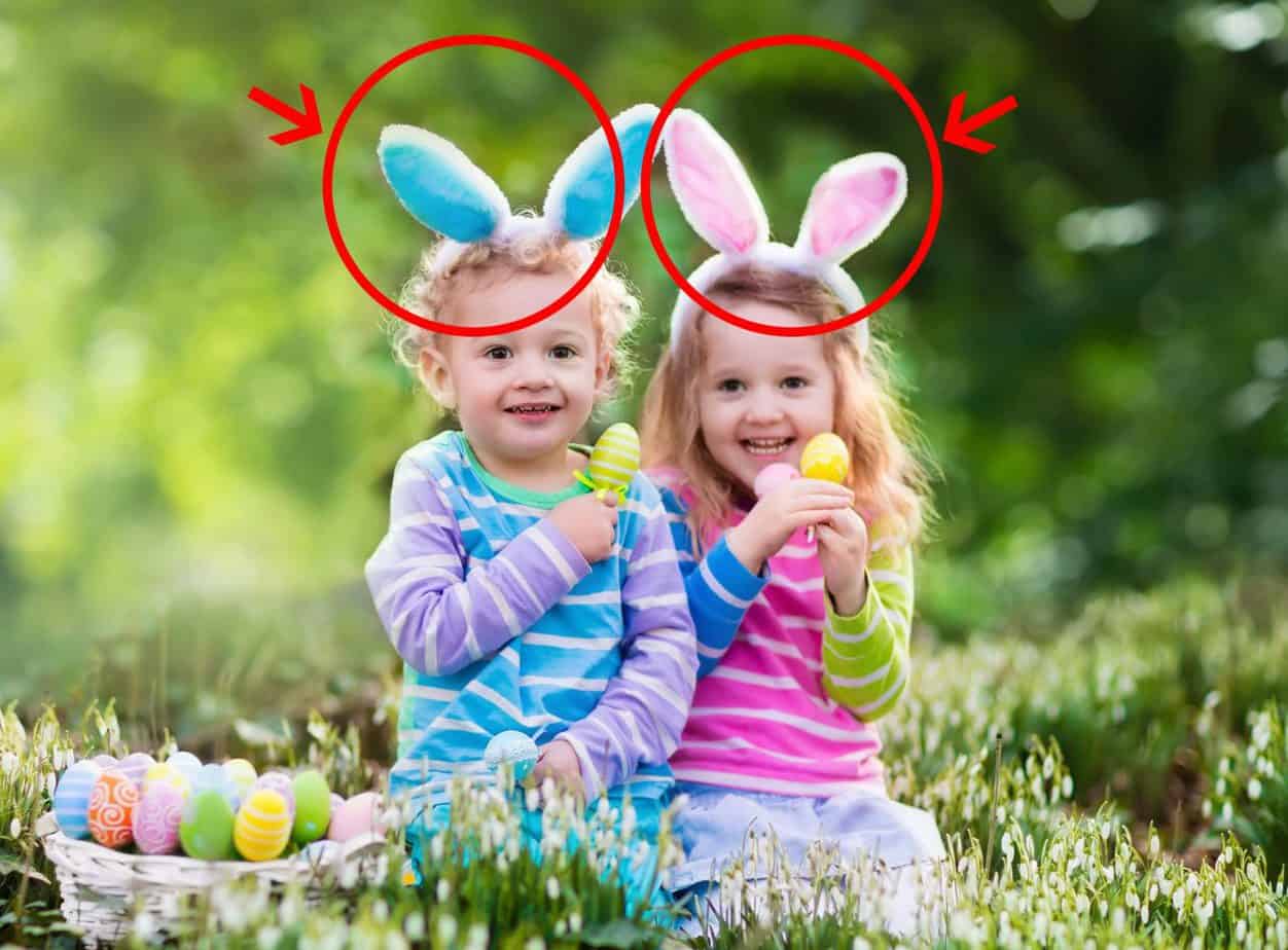 bambini con orecchie da coniglio in testa e uova in mano