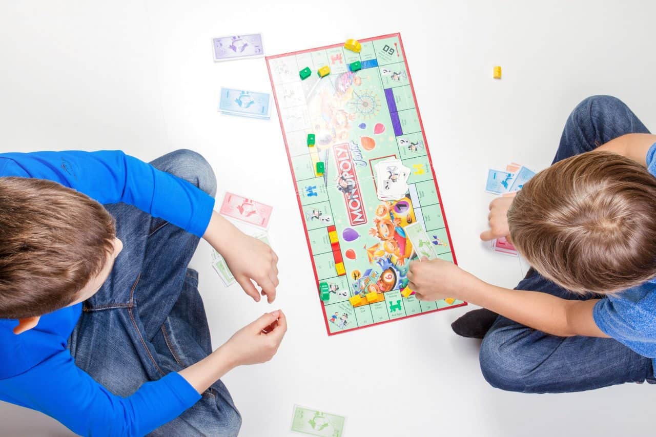 Foto di bambini di 9 anni che giocano a monopoly