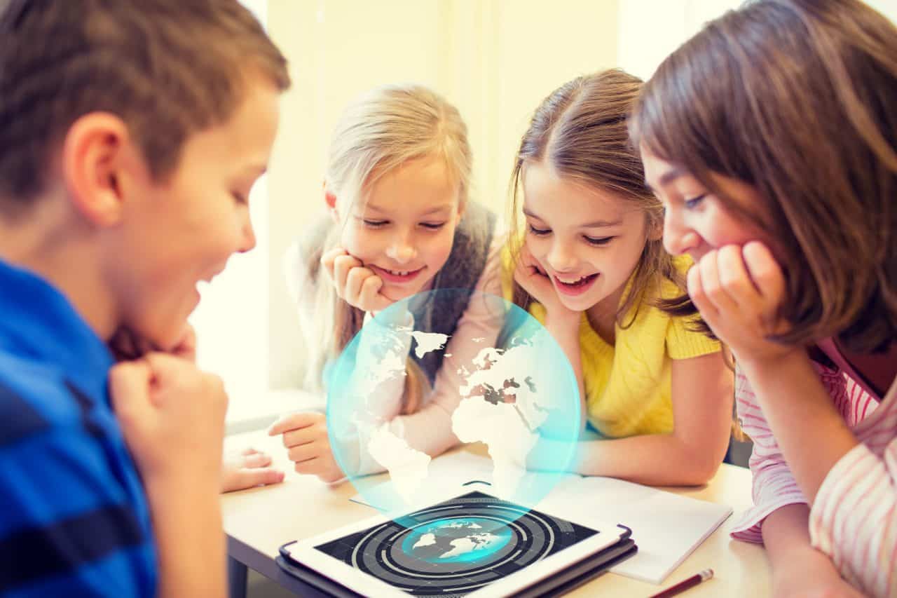 Foto di bambini e bambine di 9 anni attratti da gioco tecnologico