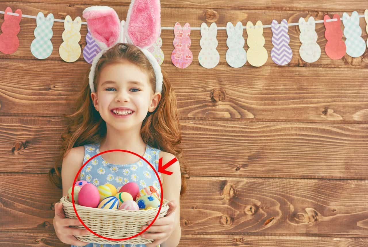 bambina con uova colorate in mano per caccia alle uova