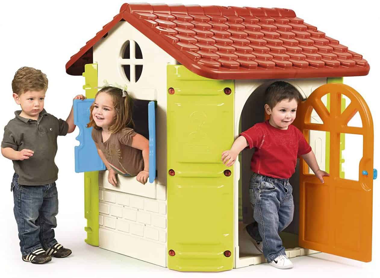 bambini giocano in una casetta in plastica