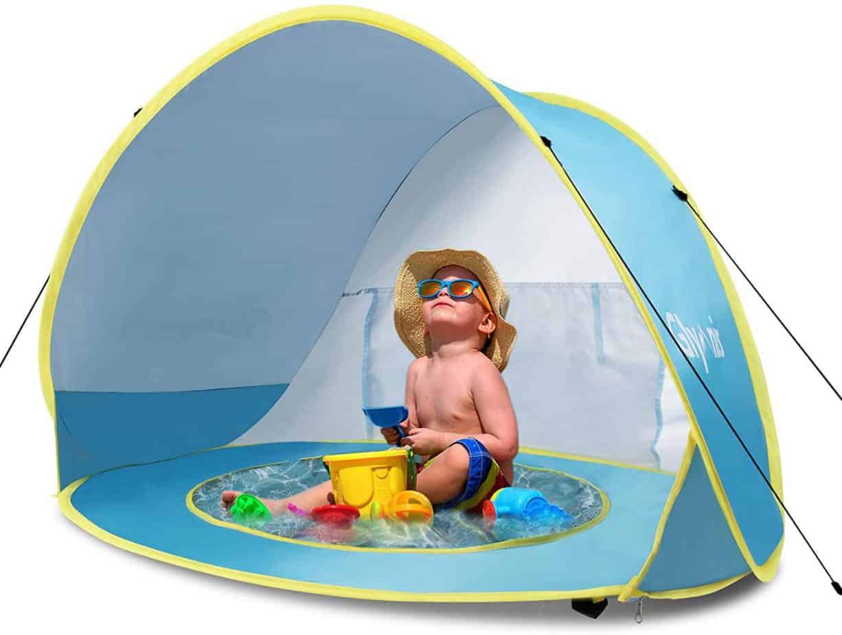 bambino dentro una tenda da spiaggia con protezione UV