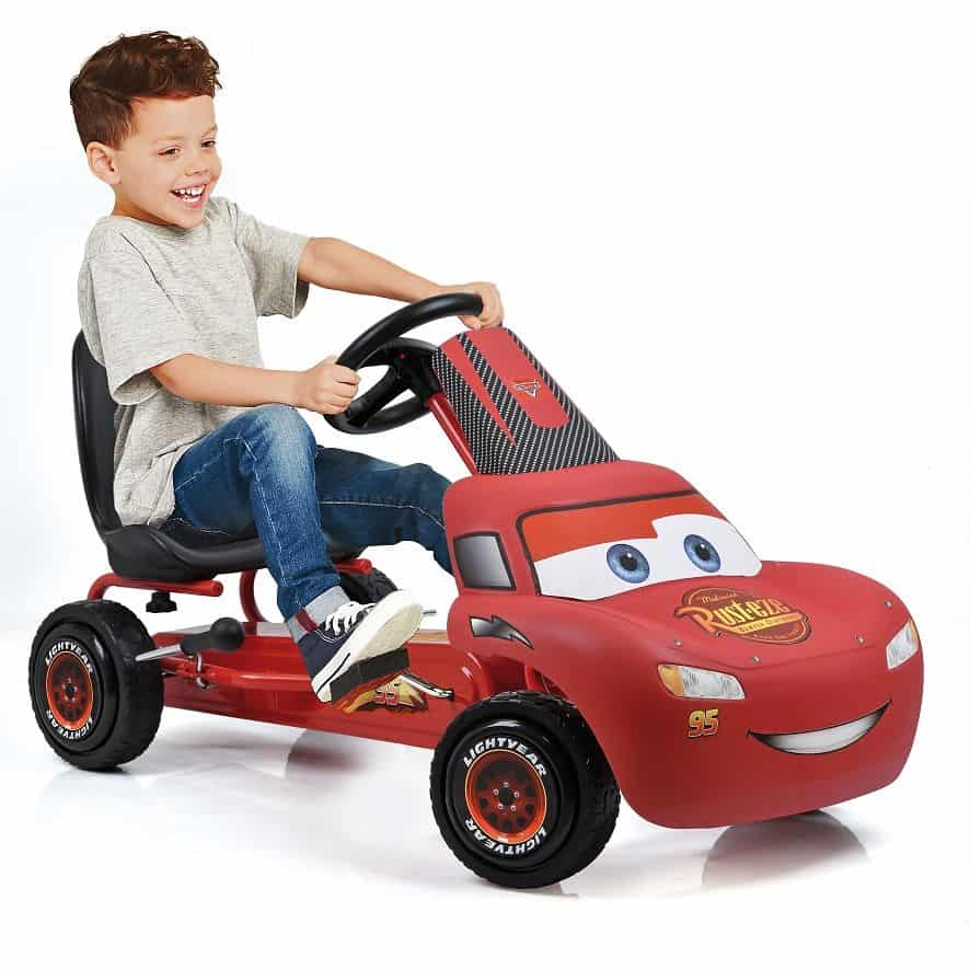 bambino guida una macchina con pedali di cars motori ruggenti