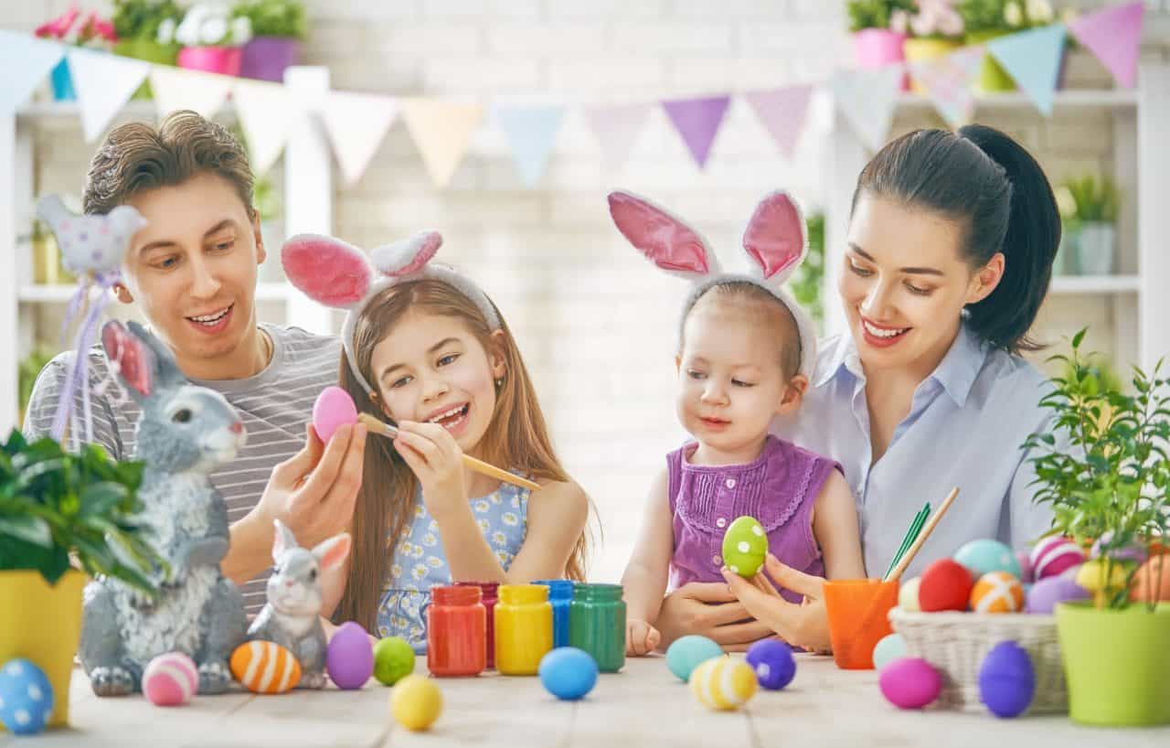 bambini colorano le uova con mamma e papà