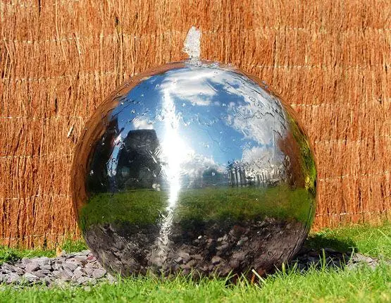 fontana a sfera in acciaio per il giardino