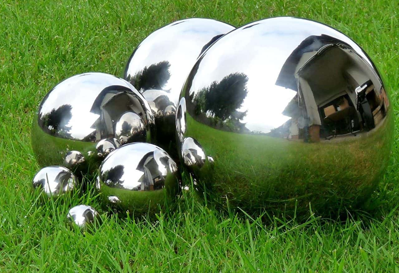 sfere in metallo per il giardino