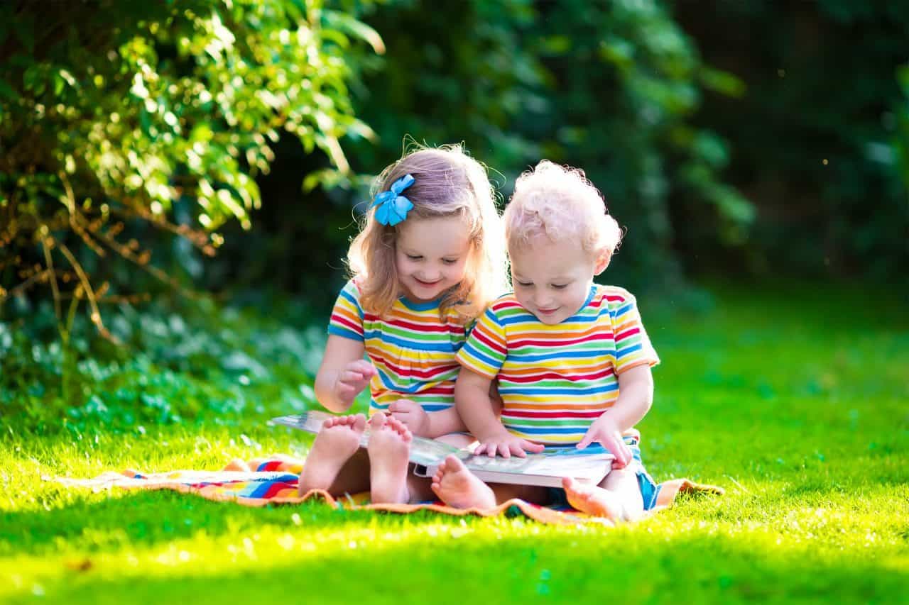 Foto di 2 bambini di 4 anni che leggono insieme
