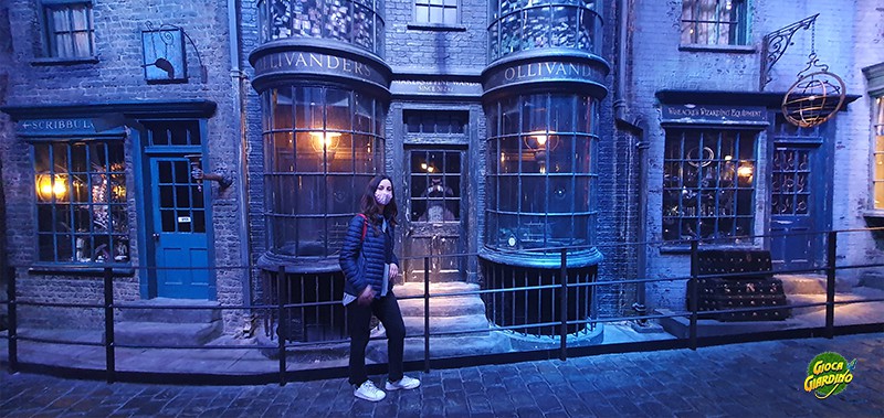 Io davanti al negozio di bacchette di Hollivander ai Warner Bros Studio Tour di Harry Potter