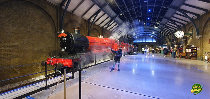 Paolo in posa davanti  all'Hogwarts Express ai Warner Bros Studio Tour di Harry Potter