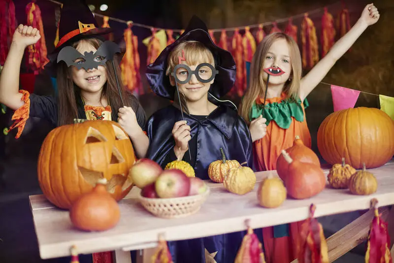 Foto di bambini che si divertono ad Halloween