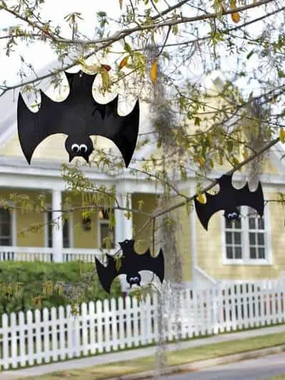 Pipistrelli attaccati all'albero - decorazione di Halloween per il Giardino