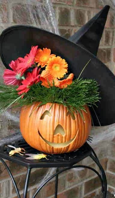 zucca con fiori e cappello da strega - decorazione halloween fai da te