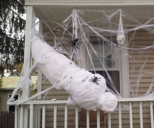 decorazione di Halloween in giardino fatta con ragnatele di ovatta