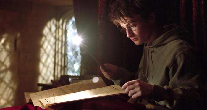 Harry potter legge la mappa del malandrino