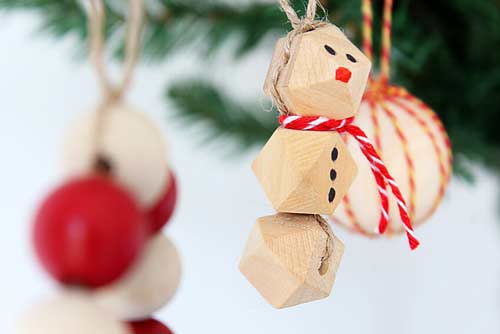 Pupazzi di neve con dadi di legno - decorazione natalizia fai da te