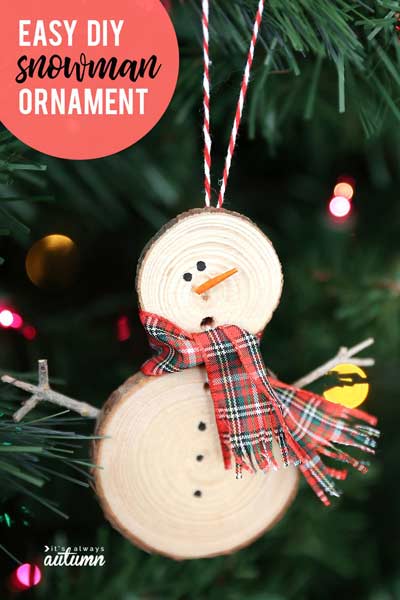 Pupazzo di neve con dischetti di legno - decorazione natalizia fai da te per albero