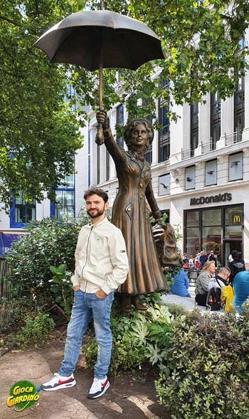 Io davanti alla statua di Mary Poppins a Leicester Square a Londra