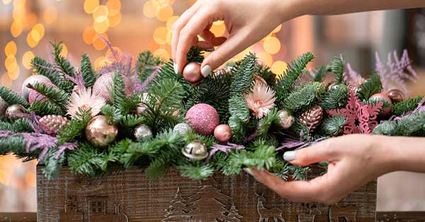 vaso di legno con rami di pino - decorazione natalizia fai da te