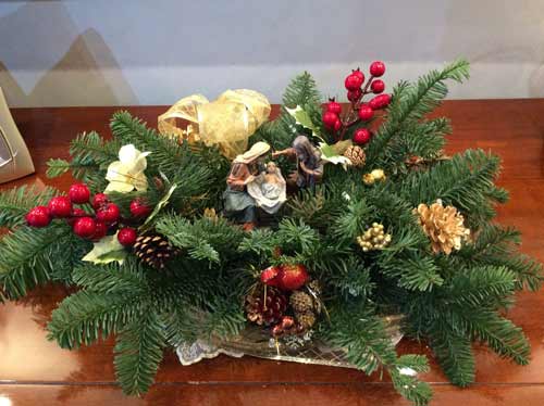 rami di pino con pigne e natività - decorazione natalizia fai da te