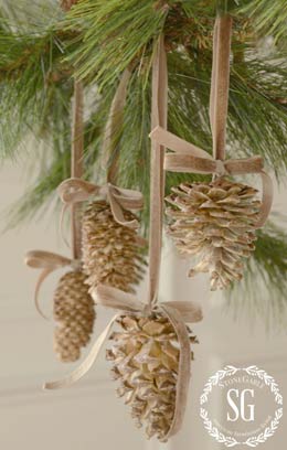 pigne con nastrini - decorazione fai da te per albero di Natale