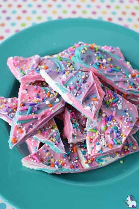 buffet per festa a tema unicorno - pezzi di cioccolata rainbow con zuccherini colorati