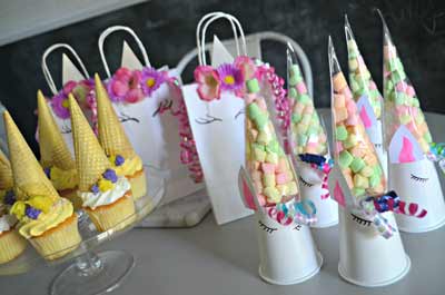 buffet per festa a tema unicorno - coni con caramelle di marshmallow