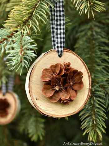 Dischetto con pigna - Decorazione in legno fai da te per albero di Natale