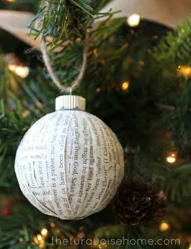 pallina di natale bianca con fogli di giornale - decorazione albero di natale fai da te