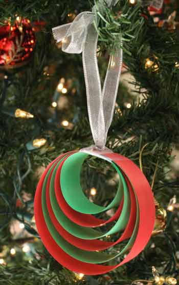 pallina con striscioline di carta - decorazione in carta fai da te per albero di Natale