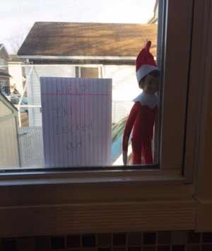 Elfo sulla mensola rimasto chiuso fuori dalla finestra: Aiuto!