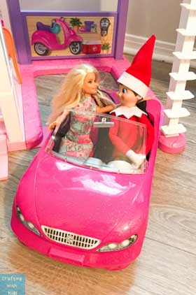 Elfo birichino in macchina con Barbie