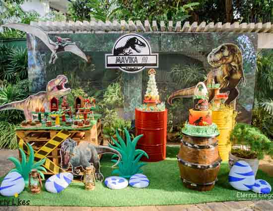 addobbi e tavola a tema dinosauri - Logo di Jurassic Park, bidoni, nastri gialli e neri, pallet di legno