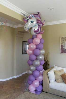 allestimento palloncini fai da te per festa unicorno - colonna di palloncini
