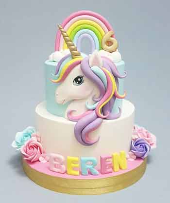 torta a tema unicorno di pasta di zucchero con arcobaleno