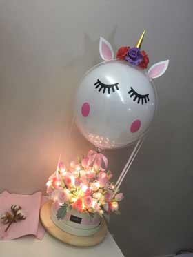 allestimento palloncini fai da te per festa unicorno - mongolfiera con composizione floreale