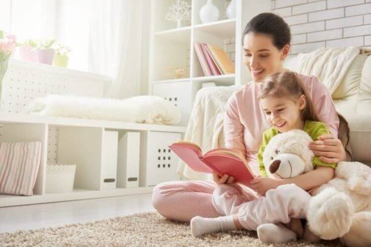 Mamma e bambina leggono libro sulle emozioni