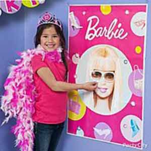 attacca gli occhiali a Barbie - gioco da fare durante una festa a tema Barbie