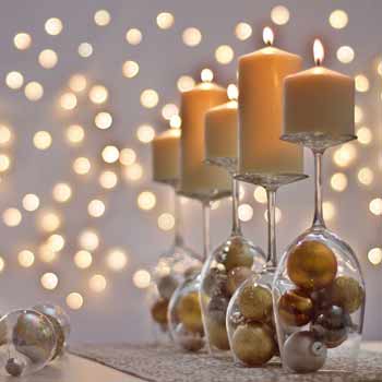 bicchieri ribaltati con palline e candele - idea di decorazione fai da te da mettere in casa a capodanno