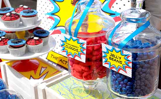 idee buffet e dolci a tema spider-man - barattoli con caramelle ed etichette