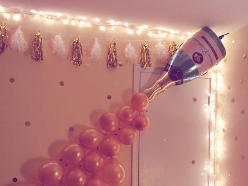 composizione di palloncini fai da te  per capodanno - champagne e calice attaccati al muro