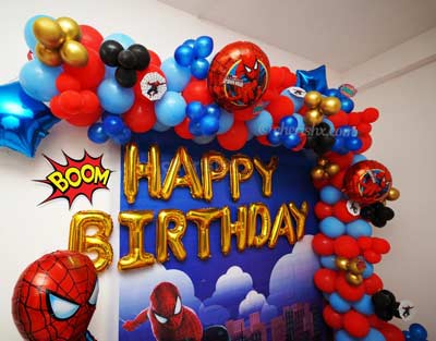 arco di palloncini e scritta in oro- idee per allestimento di palloncini fai da te a tema Spider-Man