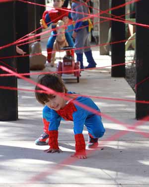Labirinto di ragnatele - gioco a tema spider-man da fare durante una festa a tema