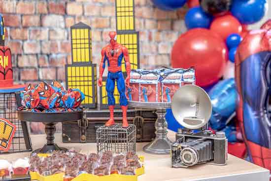 addobbi festa di compleanno a tema Spider-Man fai da te - grattacieli e oggetti di scena