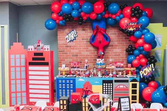 addobbi festa di compleanno a tema Spider-Man fai da te -  muro di mattoni