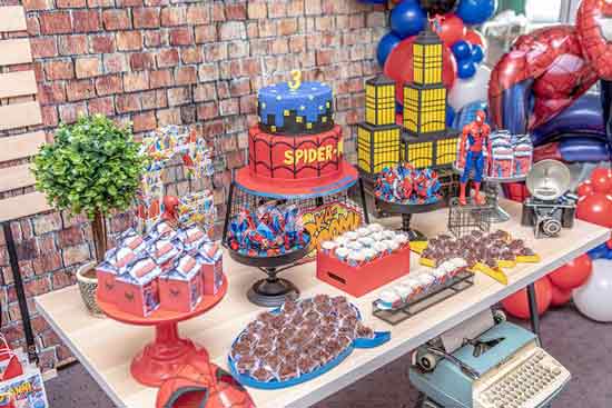 addobbi festa di compleanno a tema Spider-Man fai da te - allestimento tavola