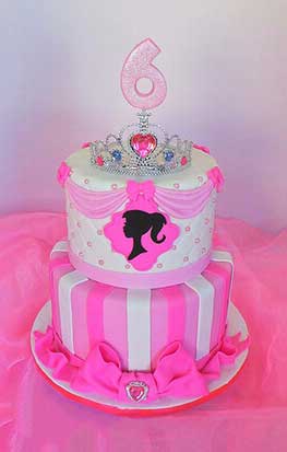torta a tema Barbie principessa a due piani in pasta di zucchero