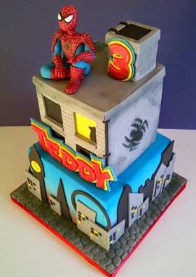 torta a tema Spider-Man in pasta di zucchero a forma di palazzo per bambino di 3 anni