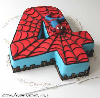 torta a tema Spider-Man in pasta di zucchero per bambino di 4 anni